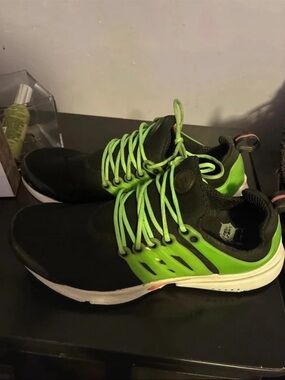 Nike Men's Black and Neon Green Running Sneakers